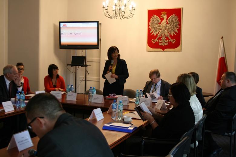 Na zdjęciu uczestnicy konferencji, przemawia prof. Irena Lipowicz
