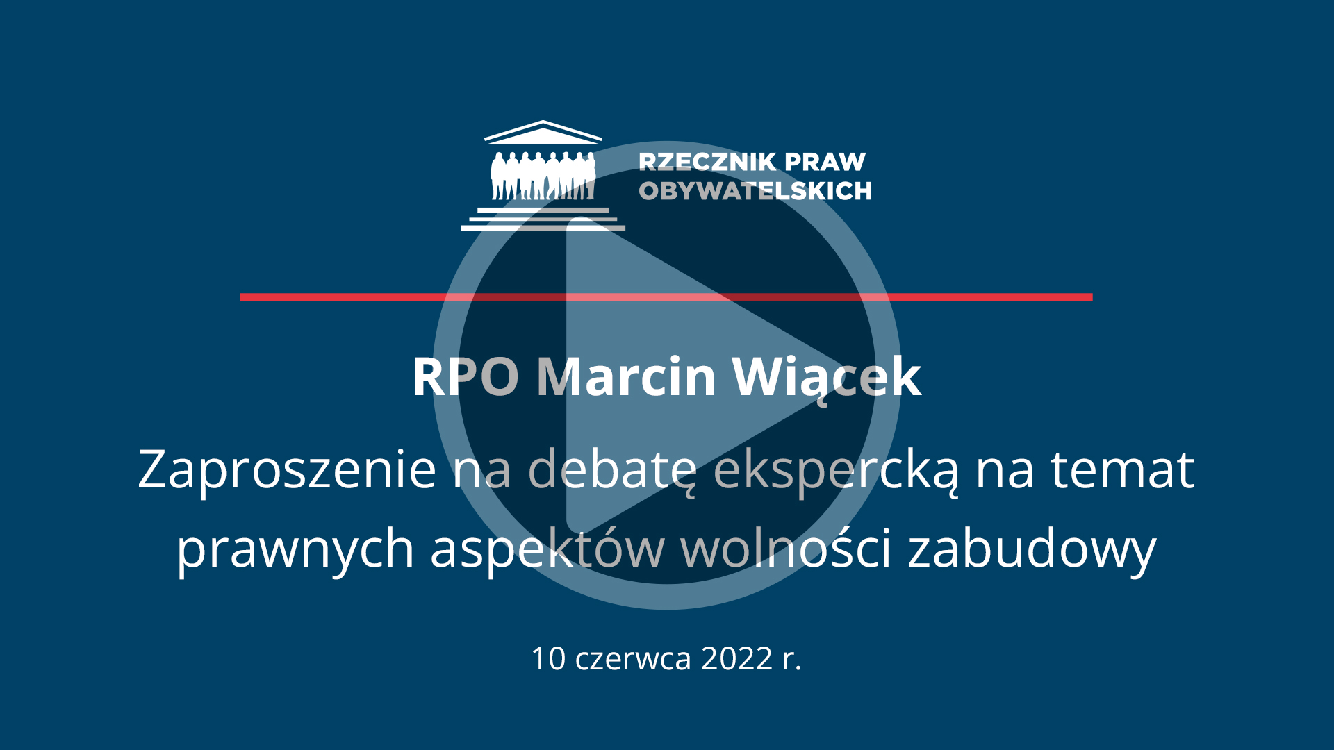 Plansza z napisem RPO Marcin Wiącek - Zaproszenie na debatę ekspercką na temat prawnych aspektów wolności zabudowy - 10 czerwca 2022 r. i przyciskiem odtwarzania wideo