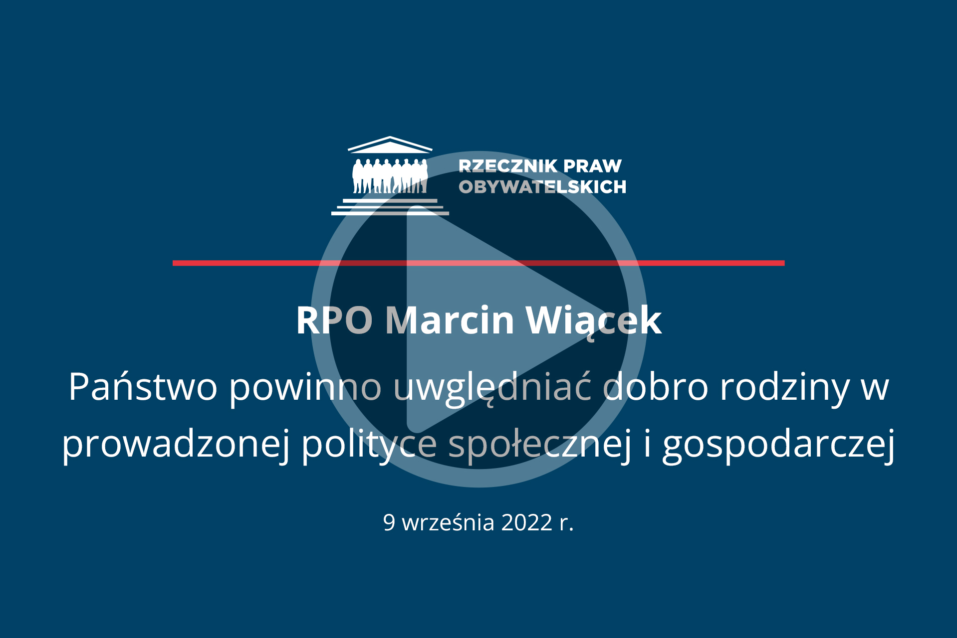 Plansza z napisem - RPO Marcin Wiącek - Państwo powinno uwzględniać dobro rodziny w prowadzonej politycze społecznej i gospodarczej - 9 września 2022 r. - i przyciskiem odtwarzania wideo