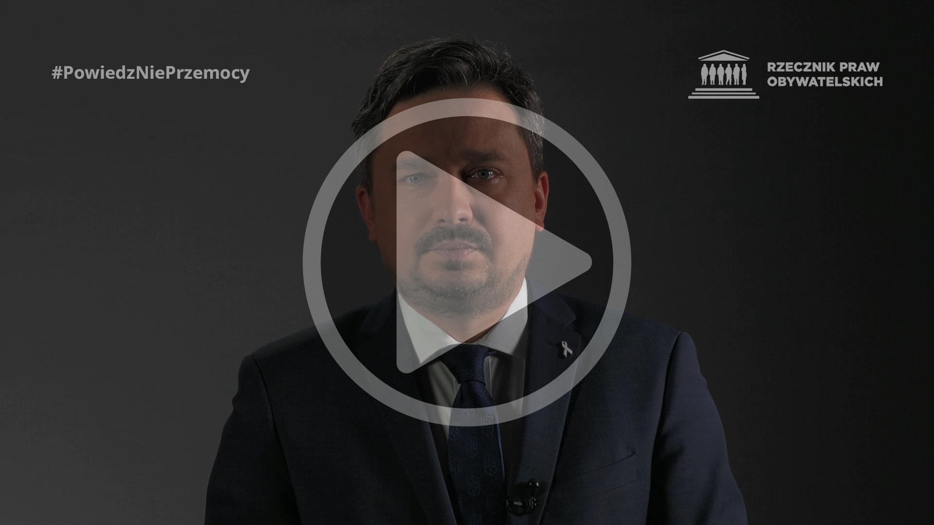 Kadr z nagrania przedstawiający RPO Marcina Wiącka z naniesionym symbolem odtwarzania wideo.