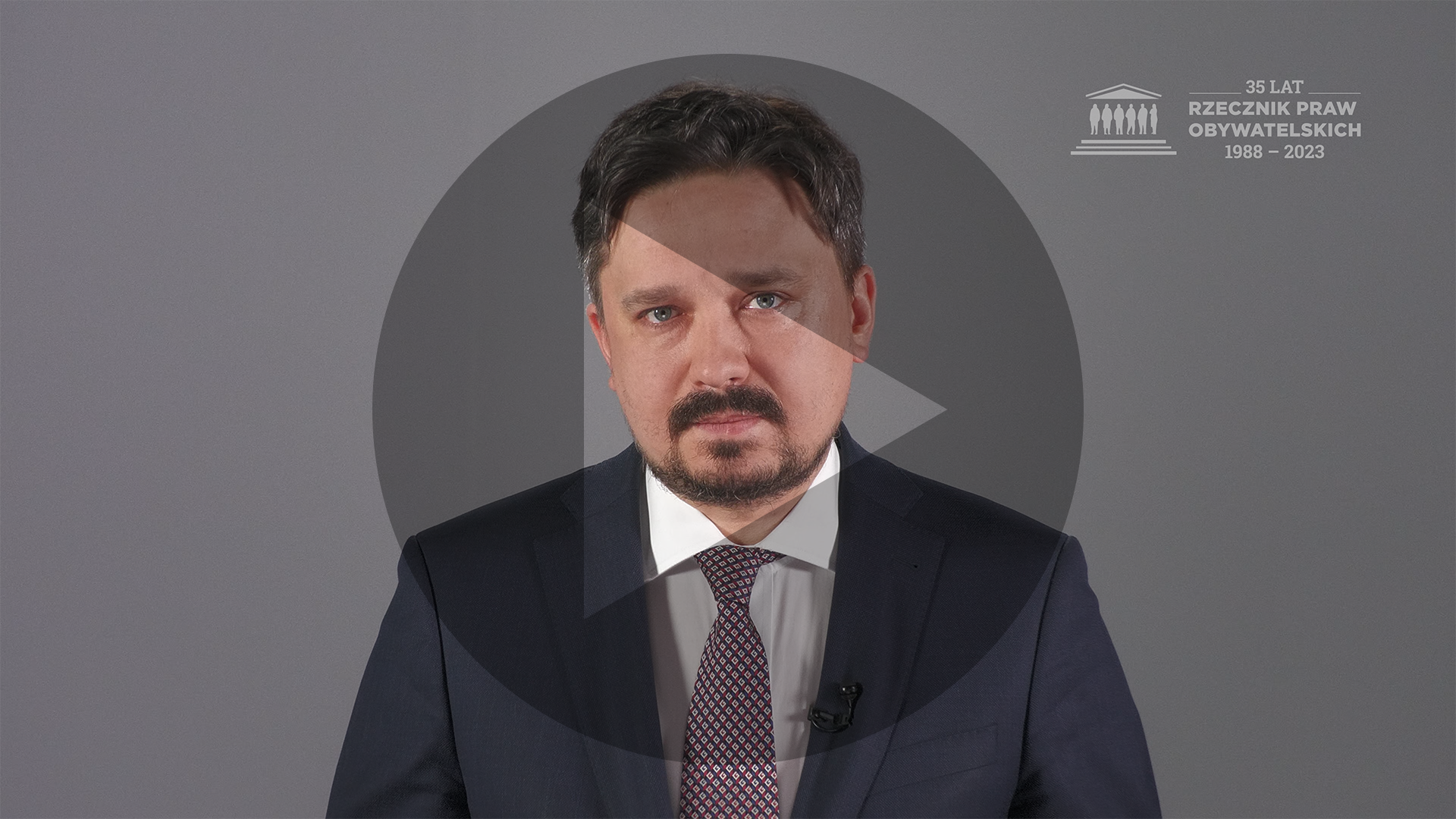 Kadr z nagrania przedstawiający RPO Marcina Wiącka z naniesionym symbolem odtwarzania wideo