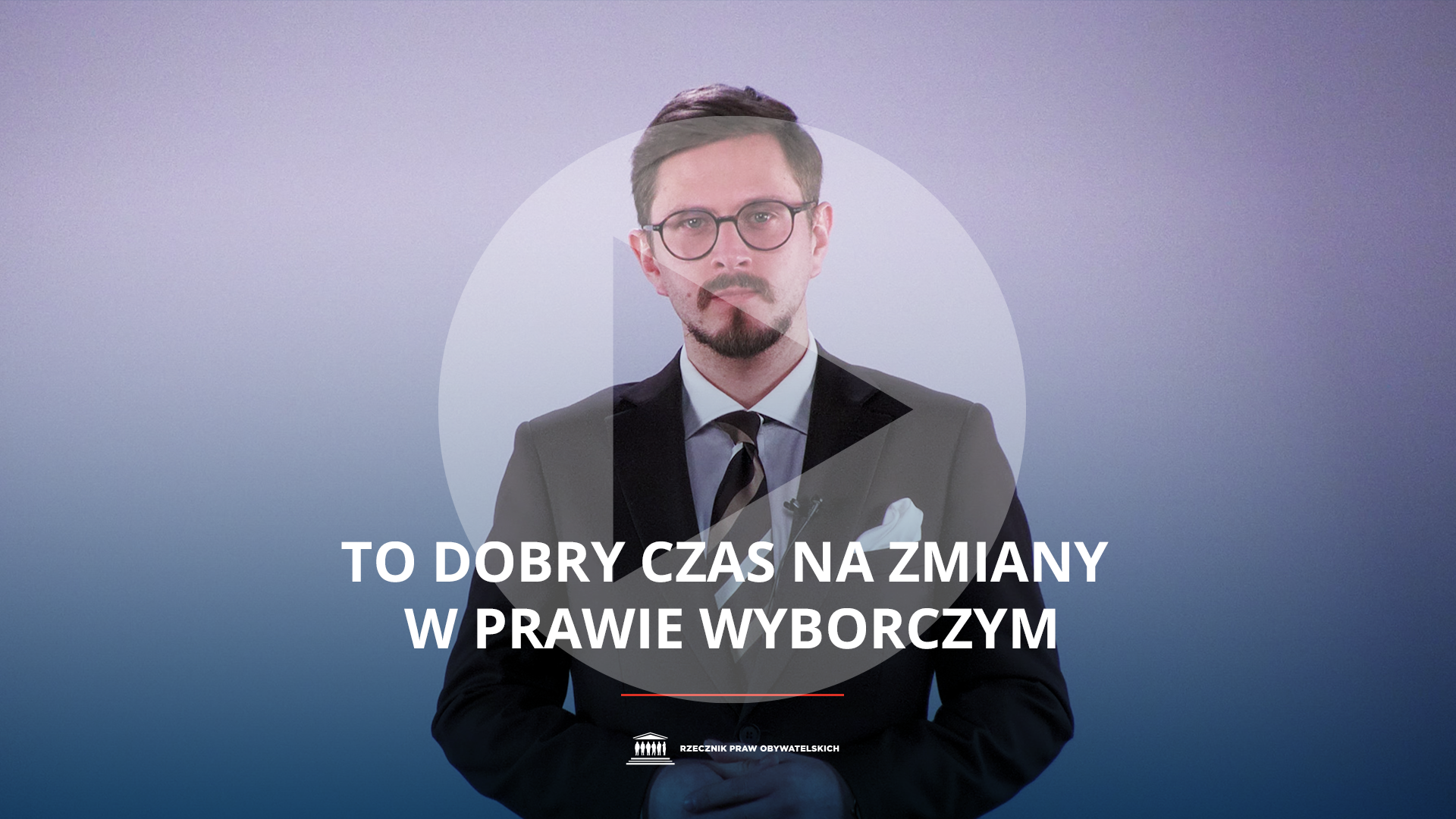 Kadr z nagrania przedstawiający sylwetkę mężczyzny. Na kadr nałożony jest tytuł: To dobry czas na zmiany w prawie wyborczym