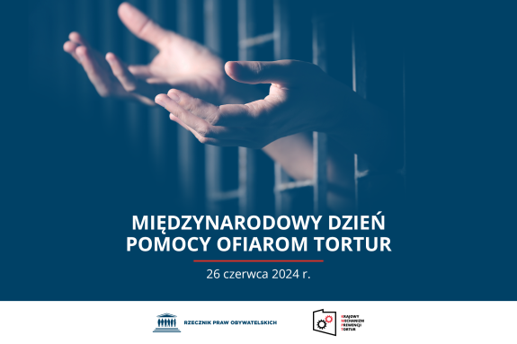 Plansza z tekstem "Międzynarodowy Dzień Pomocy Ofiarom Tortur - 26 czerwca 2024 r." i ilustracją przedstawiającą dłonie wyciągnięte zza krat po pomoc