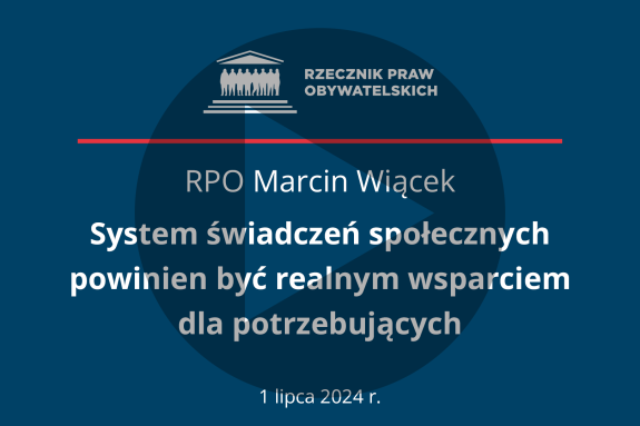 Plansza z tekstem "RPO Marcin Wiącek - System świadczeń społecznych powinien być realnym wsparciem dla potrzebujących - 1 lipca 2024 r." i symbolem odtwarzania wideo - trójkątem w kole