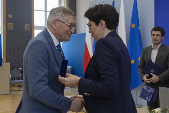 dwie osoby podające sobie ręce  