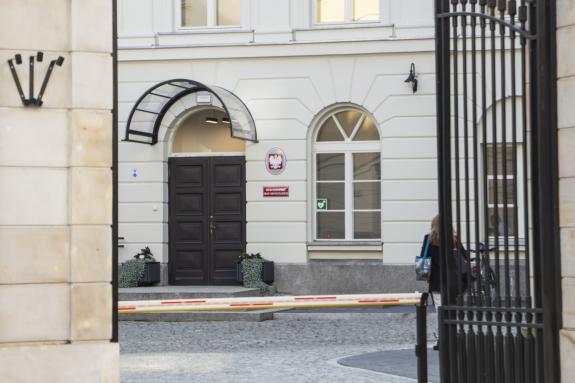 zdjęcie budynku z bramą na pierwszym planie  