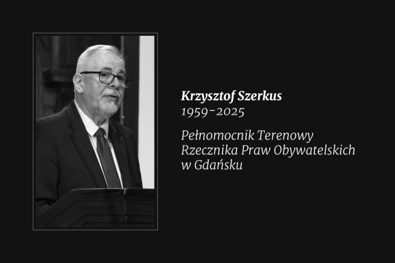 Plansza z tekstem "Krzysztof Szerkus - 1959-2025 - Pełnomocnik Terenowy Rzecznika Praw Obywatelskich w Gdańsku" i czarno-białym portretem Krzysztofa Szerkusa