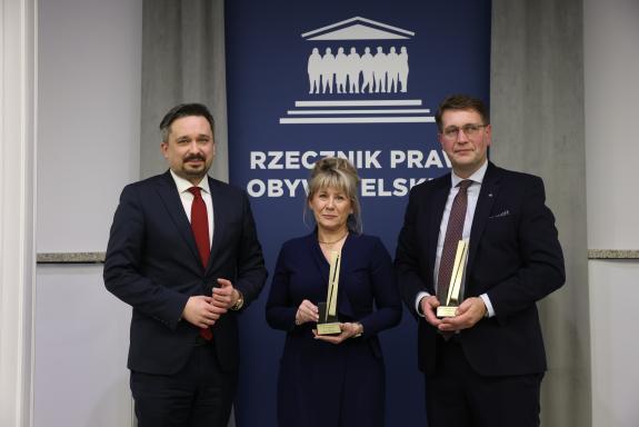 Marcin Wiącek, Katarzyna Wiśniewska i Tomasz Sieniow pozują do zdjęcia. 