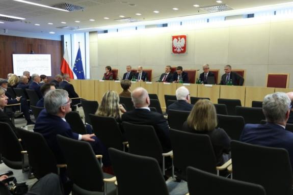 osoby siedzą w sali 