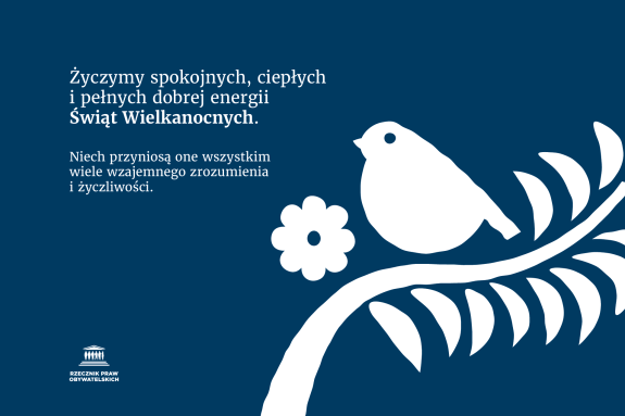 Plansza z tekstem "Życzymy spokojnych, ciepłych i pełnych dobrej energii Świąt Wielkanocnych. Niech przyniosą one wszystkim wiele wzajemnego zrozumienia i życzliwości" i ilustracją przedstawiającą małego ptaka siedzącego na kwitnącej gałęzi