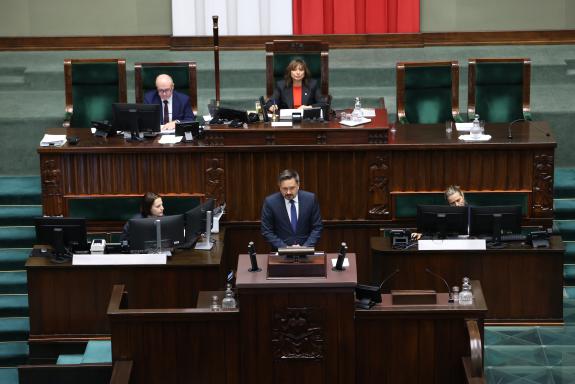 Marcin Wiącek wypowiada się z sejmowej mównicy. 