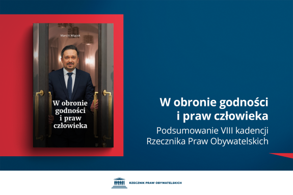 Plansza z tekstem "W obronie godności i praw człowieka - Podsumowanie 8. kadencji Rzecznika Praw Obywatelskich" i ilustracją przedstawiającą okładkę książki - uśmiechniętego mężczyznę w garniturze otwierającego drzwi