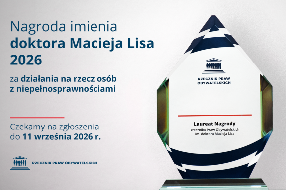 Plansza z tekstem "Nagroda imienia doktora Macieja Lisa 2026 za działania na rzecz osób z niepełnosprawnościami - Czekamy na zgłoszenia do 11 września 2026 r." i zdjęciem przedstawiającym szklaną statuetkę nagrody