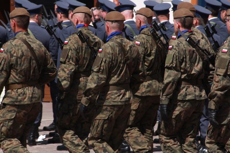 Żołnierze polscy na defiladzie