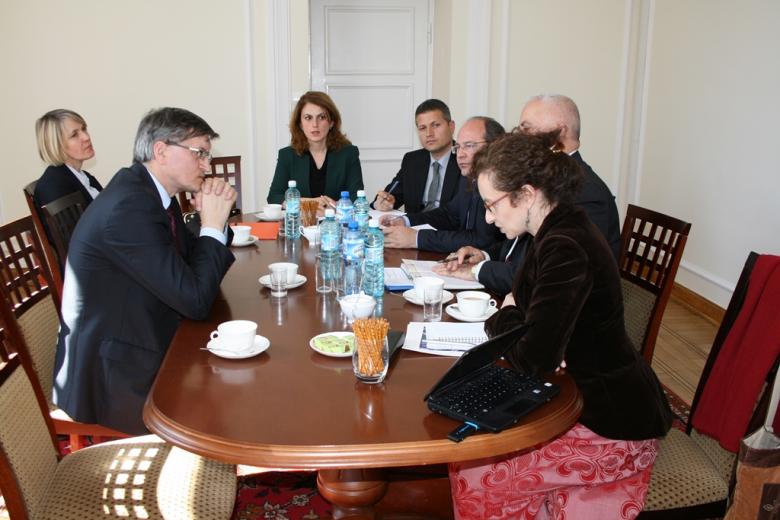 Na zdjęciu ZRPO Stanisław Trociuk i członkowie delegacji, trwa dyskusja uczestników spotkania