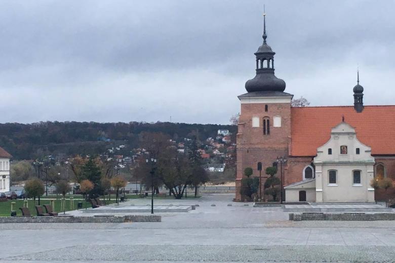 Zdjęcie: rynek nad rzeką, stary kościół