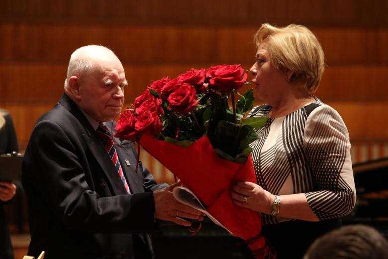Mężczyzna z bukietem czerwonych róż i kobieta