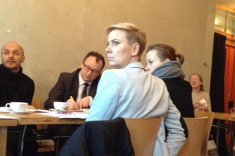  Zdjęcie: Adrianna Porowska odwraca się do osoby, która mówi (nie widać jej w kadrze); rzecznik Bodnar notuje