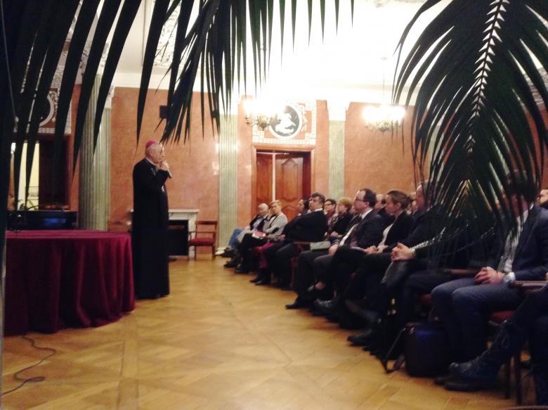 Zdjęcie: abp Gądecki przemawia do zebranych (ok. sto osób siedzi)