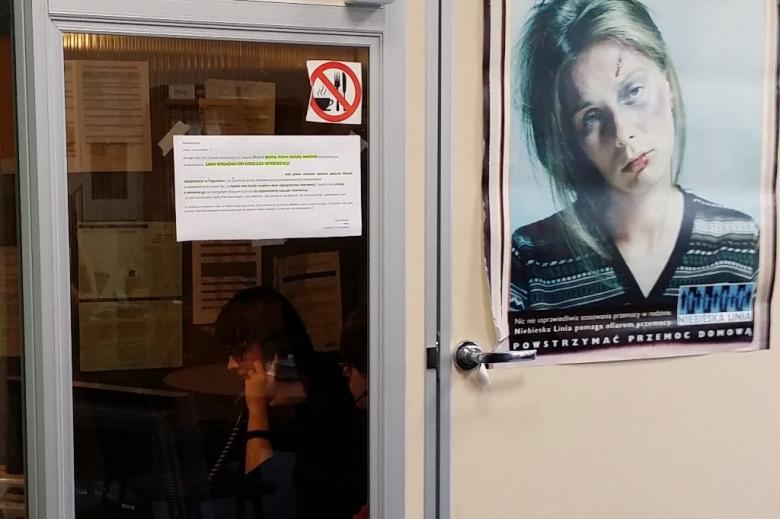 zdjęcie: kabina do rozmów w oknie widać kobietę ze słuchawkami