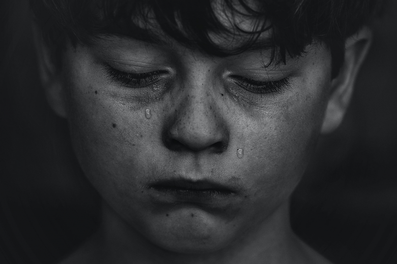zdjęcie twarzy płaczącego dziecka