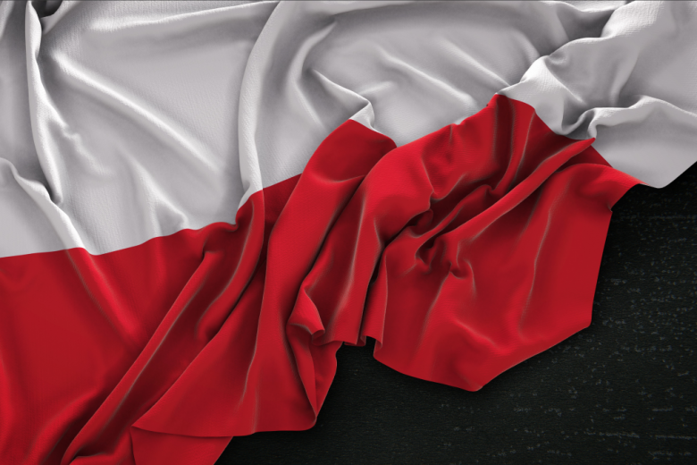 Udrapowana polska flaga 