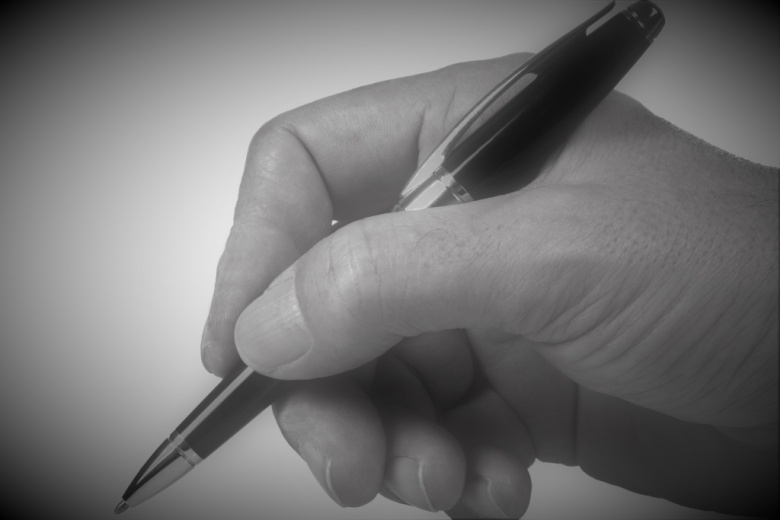 Ręka z długopisem