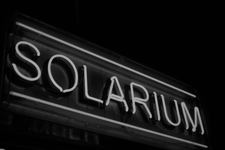 neon reklamujacy solarium