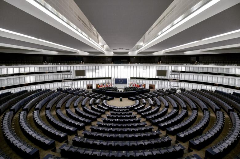 zdjęcie pustej sali plenernej Parlamentu Europejskiego