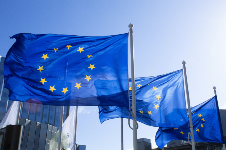 łopocące na wietrze flagi UE  