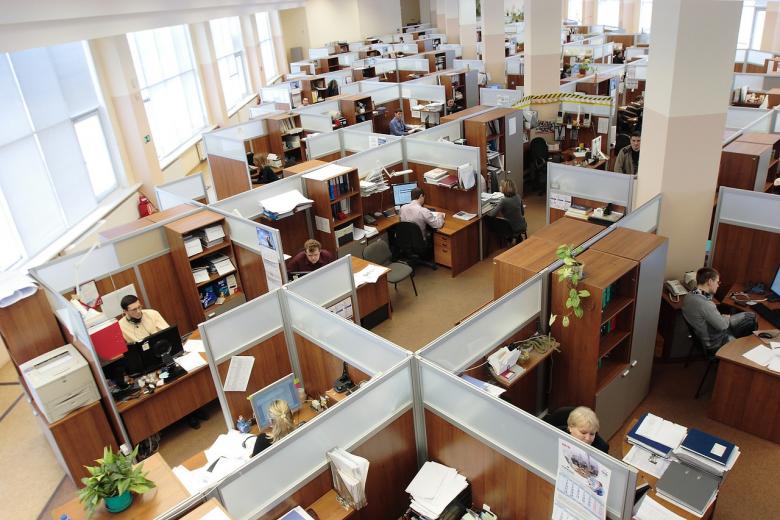 pracownicy pracujący w otwartej przestrzeni biurowej