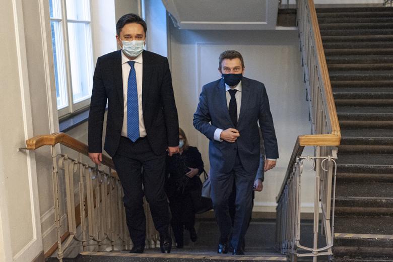 Dwóch mężczyzn wchodzi po schodach do reprezentacyjnego holu