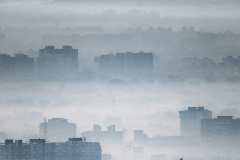 Zdjęcie dużego miasta pogrążonego w smogu niczym we mgle