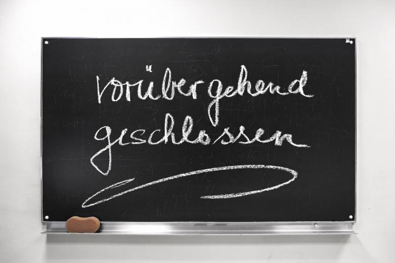 Tablica szkolna z napisem w jezyku niemieckim  tymczasowo zamknięte 