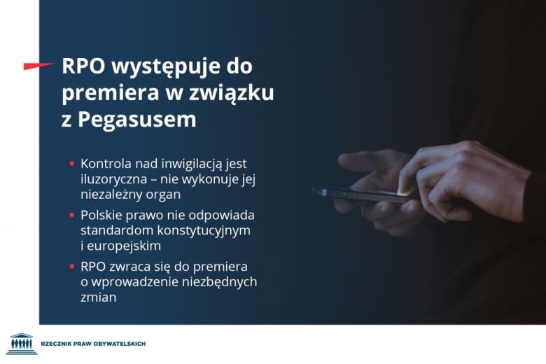 grafika z tekstem o inwigilacji i zdjęciem dłoni trzymających telefon komórkowy 