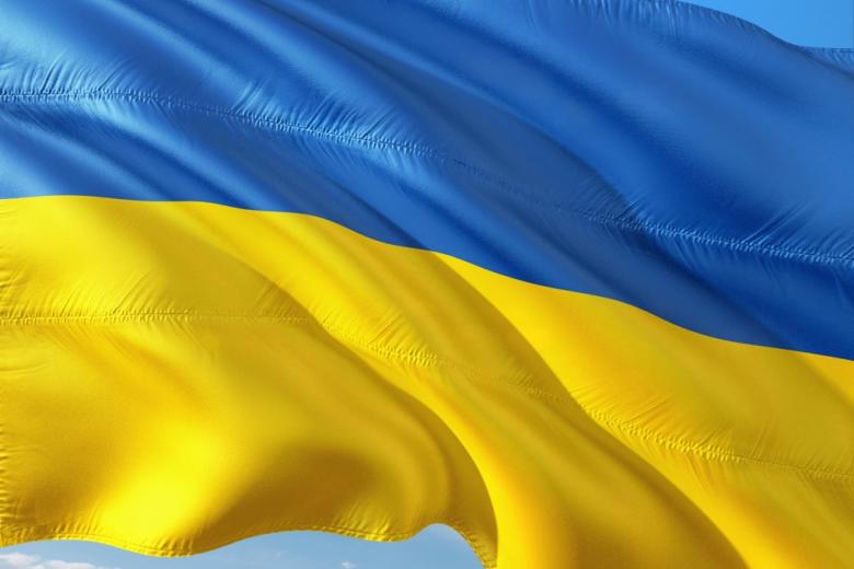 Niebiesko-żółta flaga Ukrainy powiewająca na wietrze