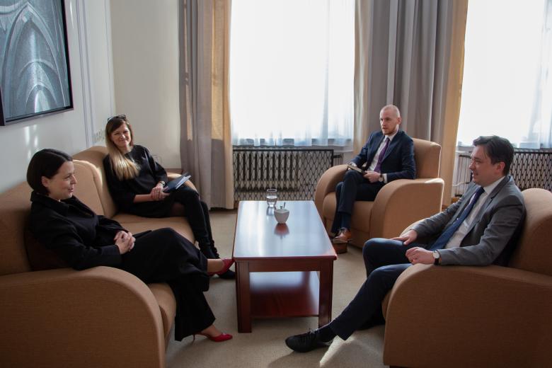Grupa czterech osób - w tym RPO Marcin Wiącek i dyrektorka Amnesty International Polska - rozmawiająca siedząc w fotelach