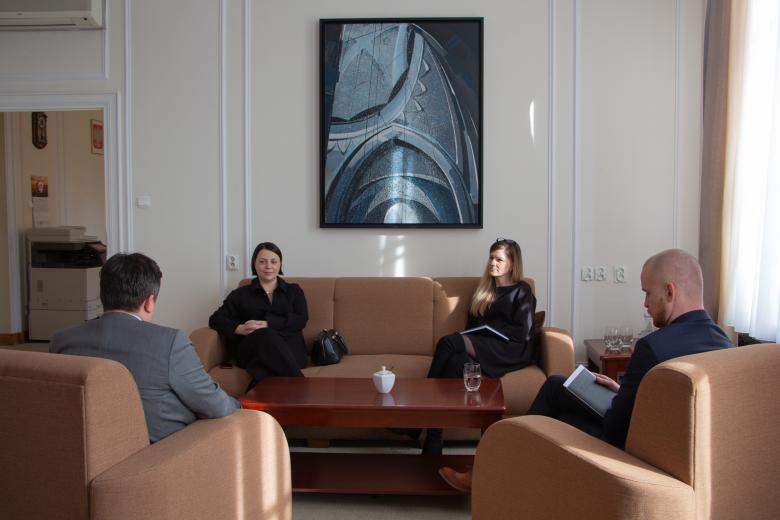 Grupa czterech osób - w tym RPO Marcin Wiącek i dyrektorka Amnesty International Polska - rozmawiająca siedząc w fotelach