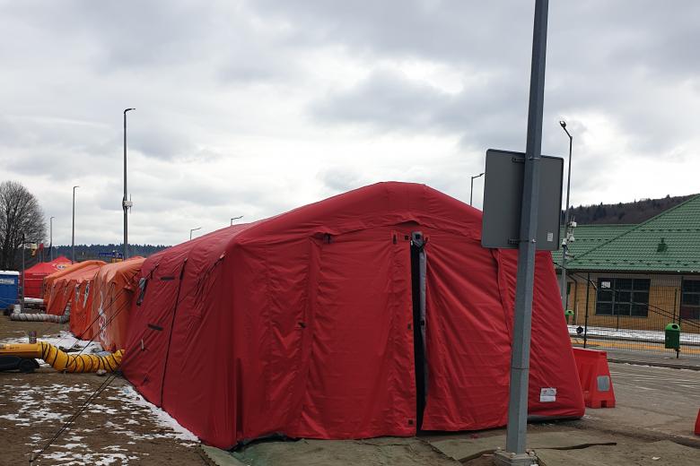 duży czerwony namiot na granicy
