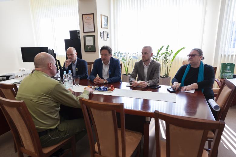 RPO Marcin Wiącek oraz inni pracownicy BRPO rozmawiający przy stole z komendantem Bieszczadzkiego Oddziału Straży Granicznej