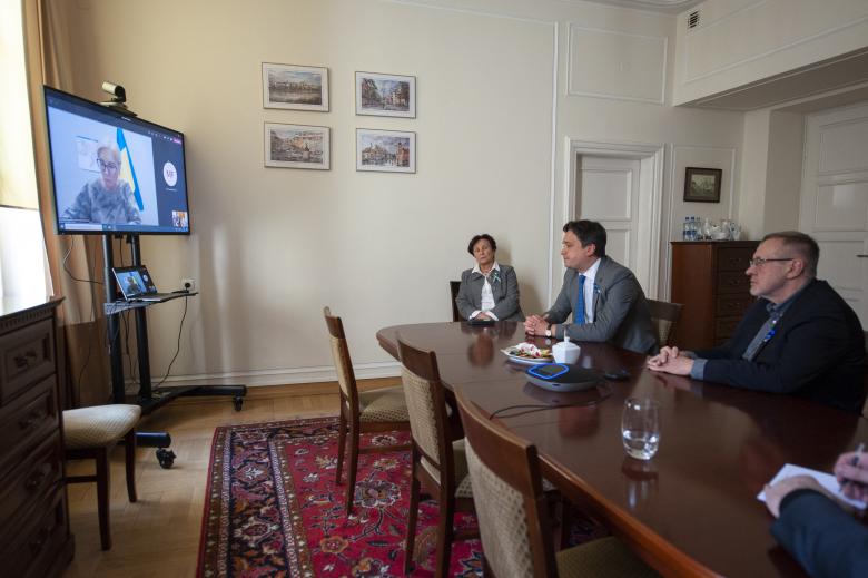 RPO Marcin Wiącek oraz inni pracownicy BRPO uczestniczący w telekonferencji z ombudsman Ukrainy, która jest wyświetlana na telewizorze