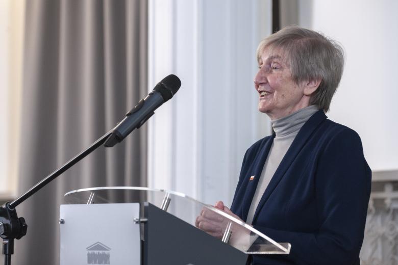 Doradca Prezydenta Barbara Fedyszak-Radziejowska wypowiadająca się przy podium