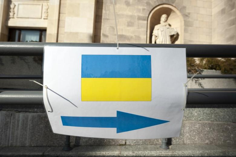zdjęcie kartki o żółto-niebieskiej kolorystyce i ze strzałką wskazującą kierunek
