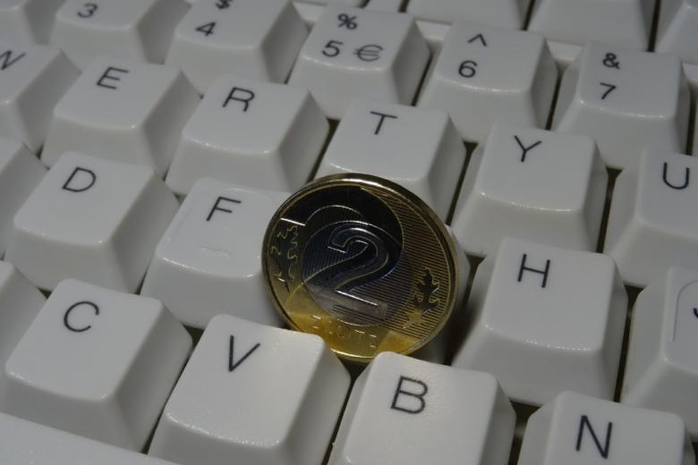 zdjęcie monety na klawiaturze komputera