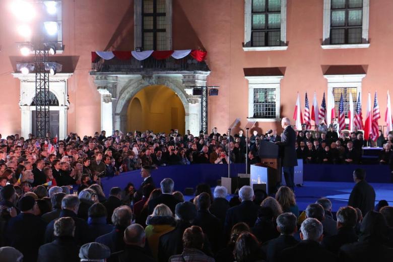 Tłum ludzi na dziedzińcu Zamku Królewskiego i przemawiający Joe Biden