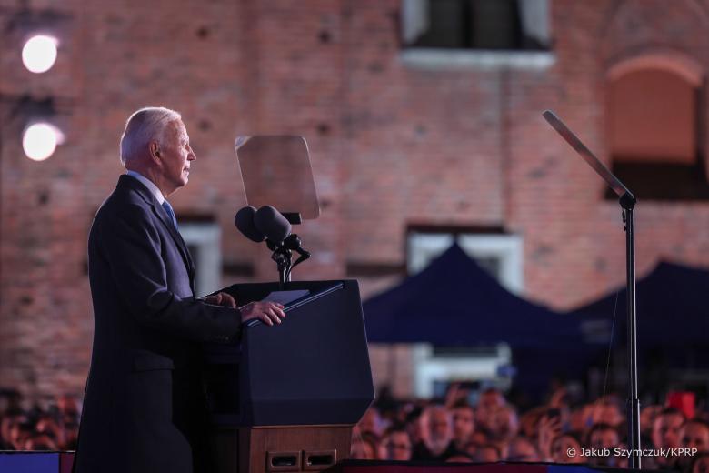 Joe Biden przemawia na tle tłumów 