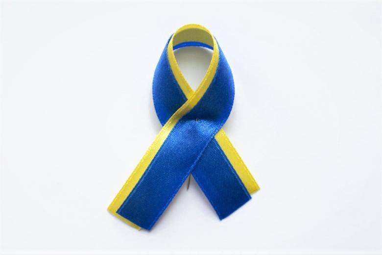 wstążka w kolorze niebieskim i żółtym złożona w symboli solidarności z Ukrainą