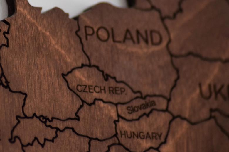 Drewniana, ilustracyjna mapa Europy Środkowej z zaznaczonymi: Polską, Czechami, Słowacją, Węgrami oraz Ukrainą