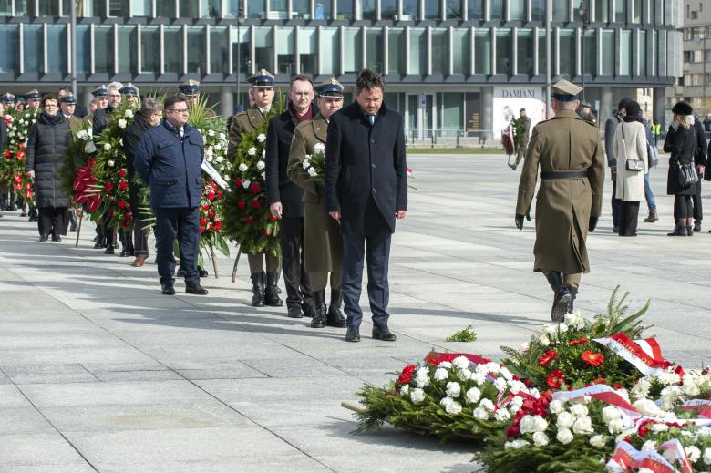 Marcin Wiącek składa wieniec pod Pomnikiem Ofiar Tragedii Smoleńskiej 2010 roku