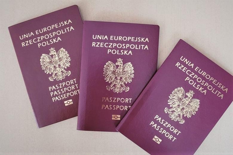 Trzy polskie paszporty leżące na stole